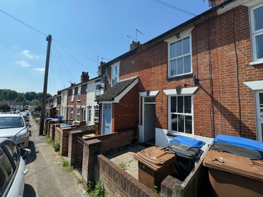 2 bed Mid Terraced House for rent in Suffolk. From Martin & Co - Ipswich