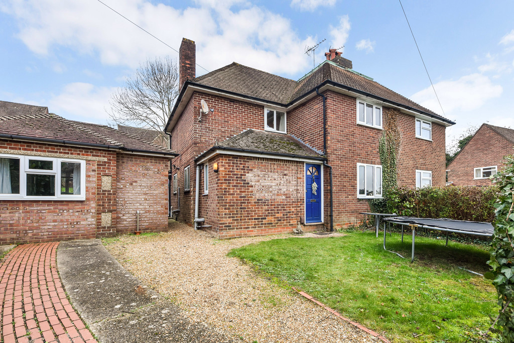 5 bed Semi-Detached House for rent in England. From Martin & Co - Winchester