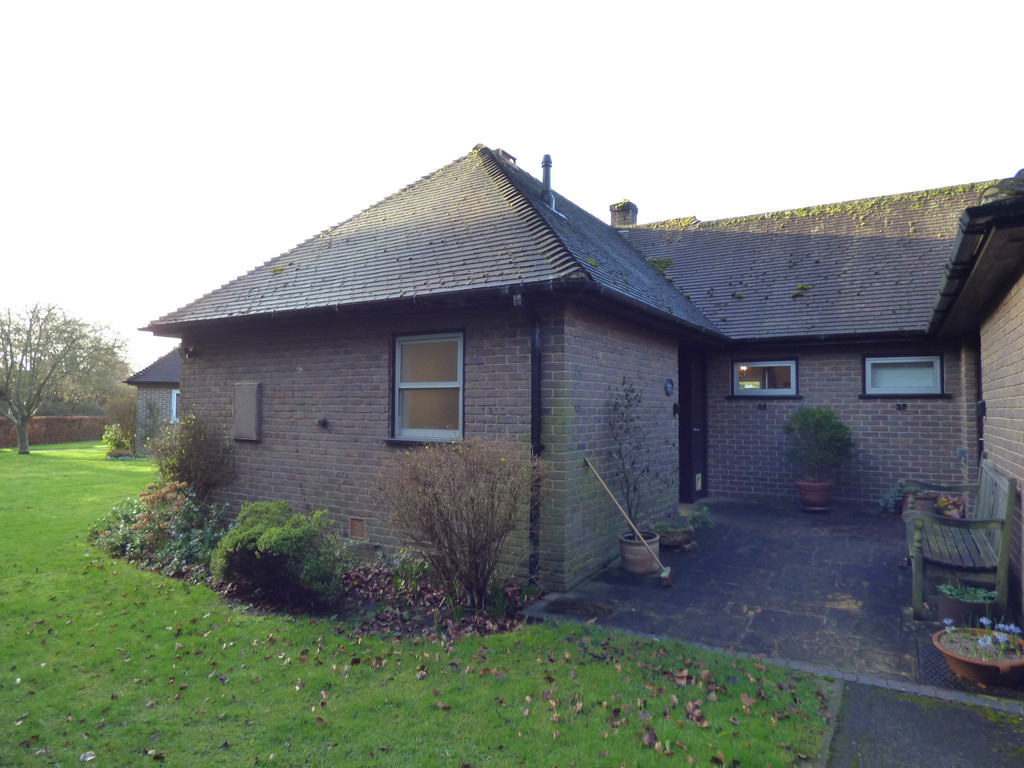 2 bed Detached bungalow for rent in Hampshire. From Martin & Co - Winchester