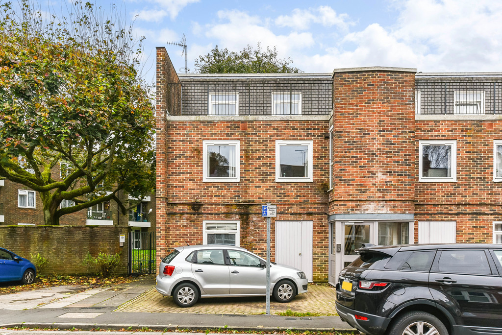 4 bed 1st Floor Flat for rent in Hampshire. From Martin & Co - Winchester