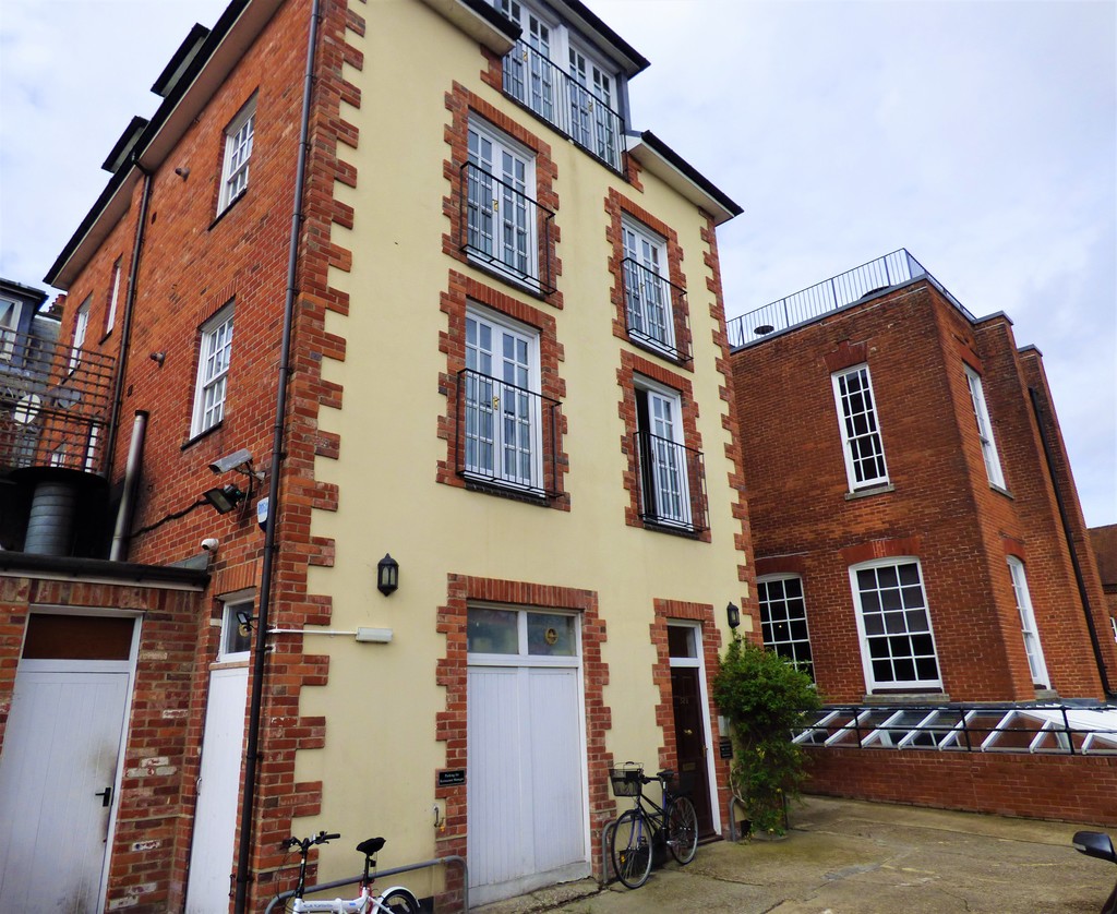 3 bed 1st Floor Flat for rent in Hampshire. From Martin & Co - Winchester
