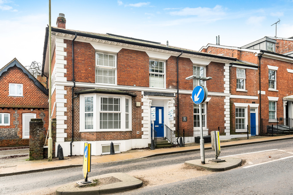 1 bed Flat Share for rent in Hampshire. From Martin & Co - Winchester