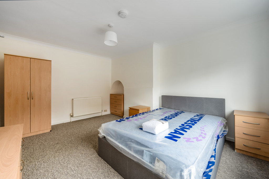5 bed House Share for rent in Hampshire. From Martin & Co - Winchester