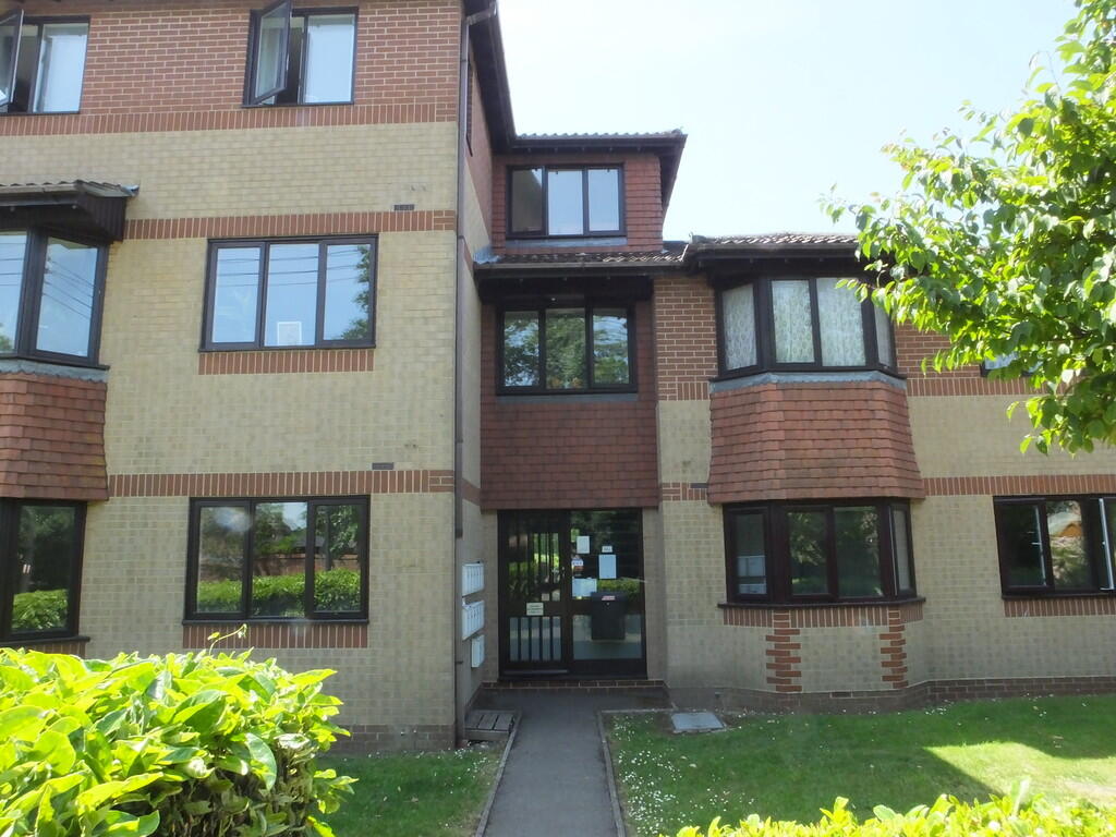 1 bed Apartment for rent in Butlocks Heath. From Martin & Co - Southampton