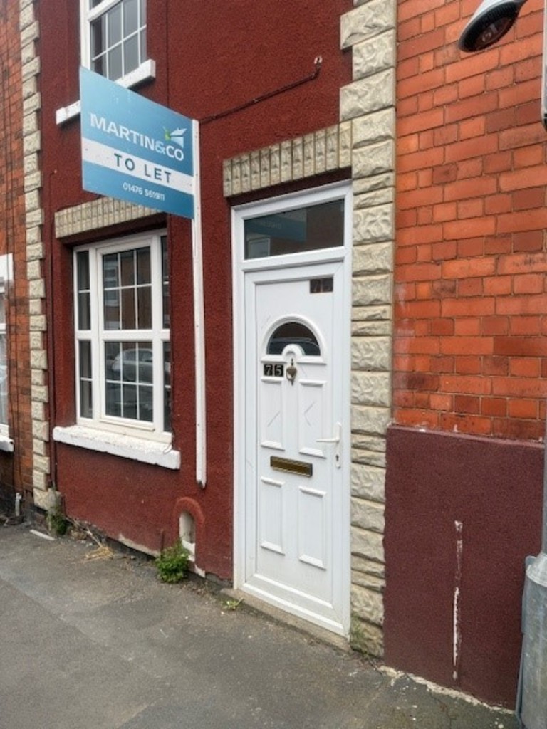 2 bed Mid Terraced House for rent in Lincolnshire . From Martin & Co - Grantham