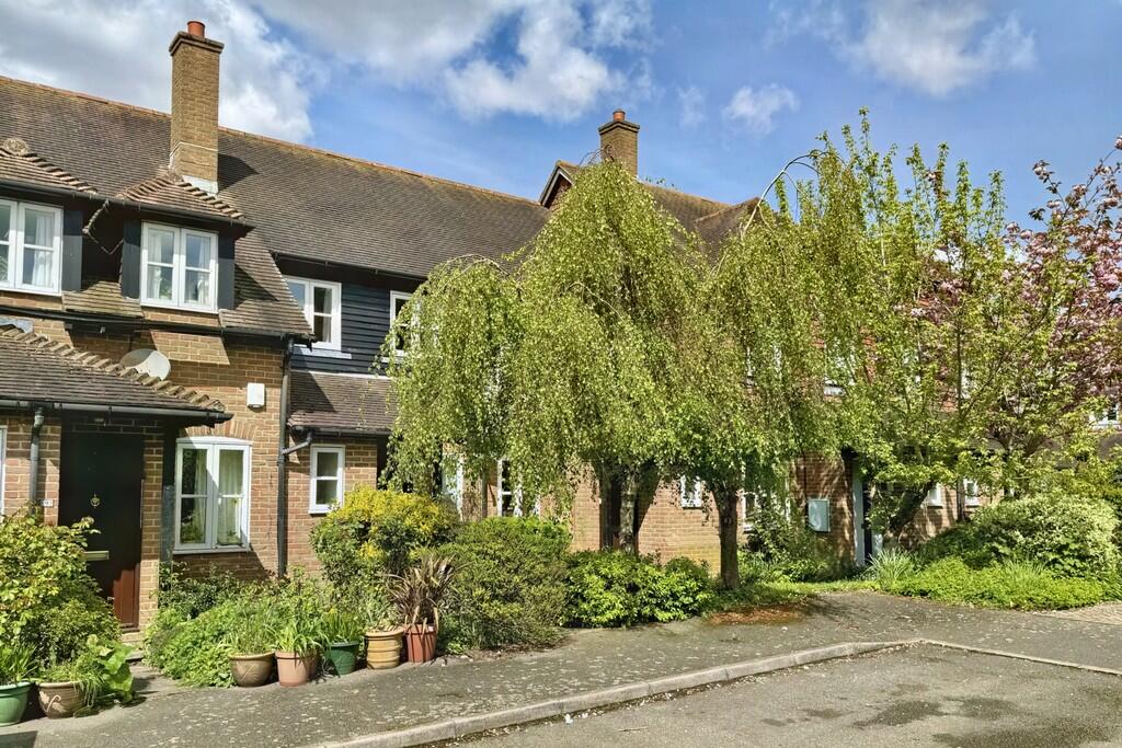 2 bed Mid Terraced House for rent in Brook. From Martin & Co - Ashford