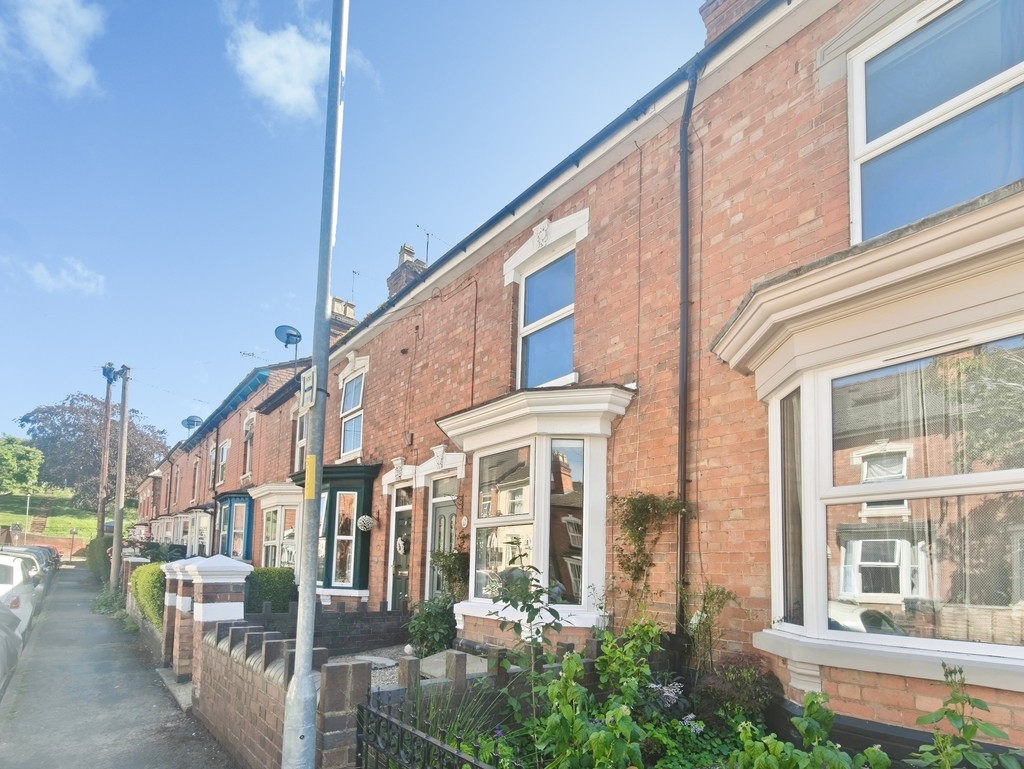 2 bed Mid Terraced House for rent in Worcestershire. From Martin & Co - Worcester