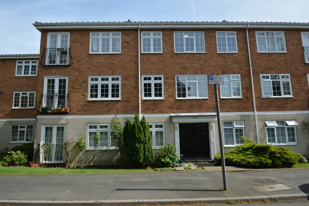 2 bed Apartment for rent in Surrey. From Martin & Co - Walton on Thames