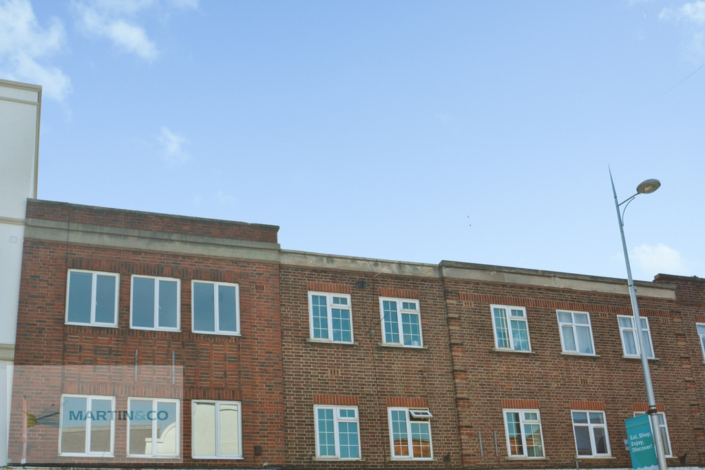 3 bed 1st Floor Flat for rent in Walton-on-Thames. From Martin & Co - Walton on Thames