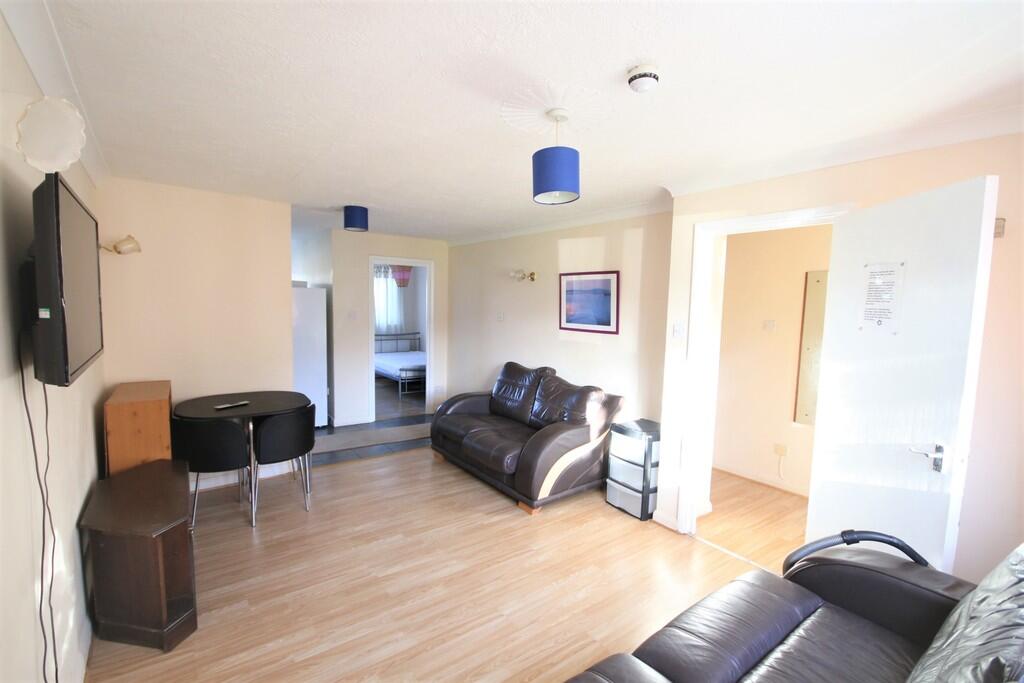 1 bed Mid Terraced House for rent in Canterbury. From Martin & Co - Canterbury