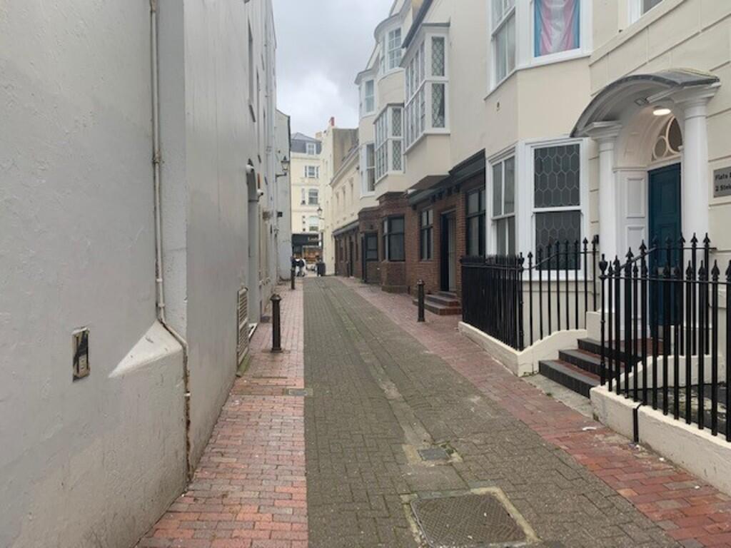 1 bed 1st Floor Flat for rent in Brighton and Hove. From Martin & Co - Brighton