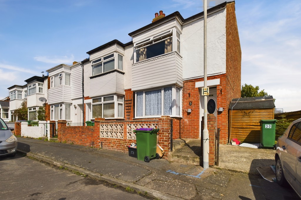 3 bed End Terraced House for rent in Kent. From Martin & Co - Folkestone