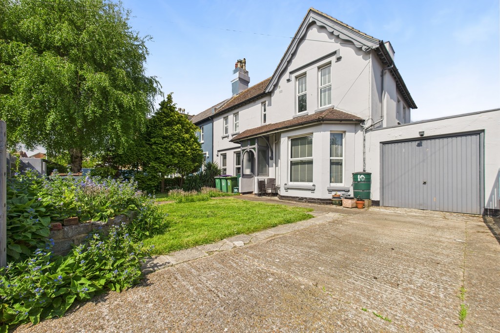 4 bed Semi Detached for rent in Kent. From Martin & Co - Folkestone