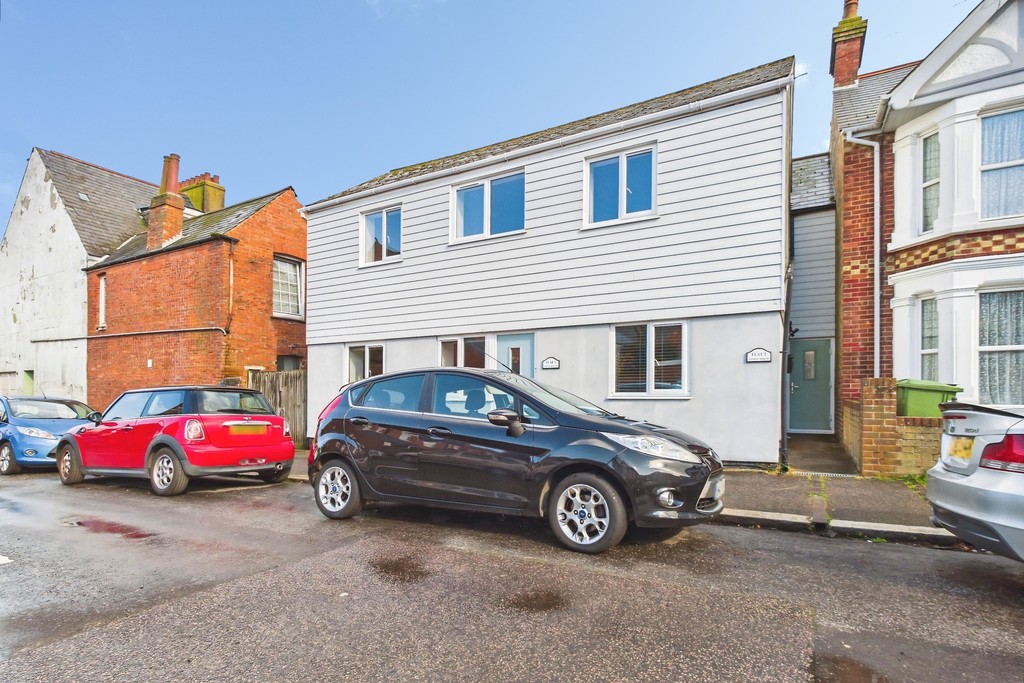 3 bed Apartment for rent in Kent. From Martin & Co - Folkestone