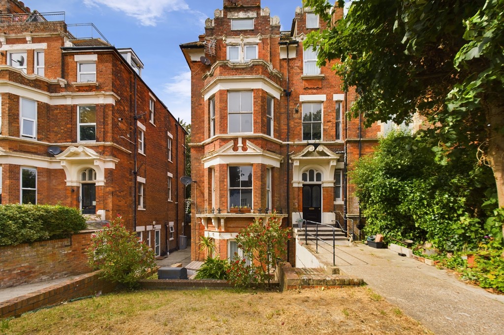 2 bed Apartment for rent in Folkestone. From Martin & Co - Folkestone