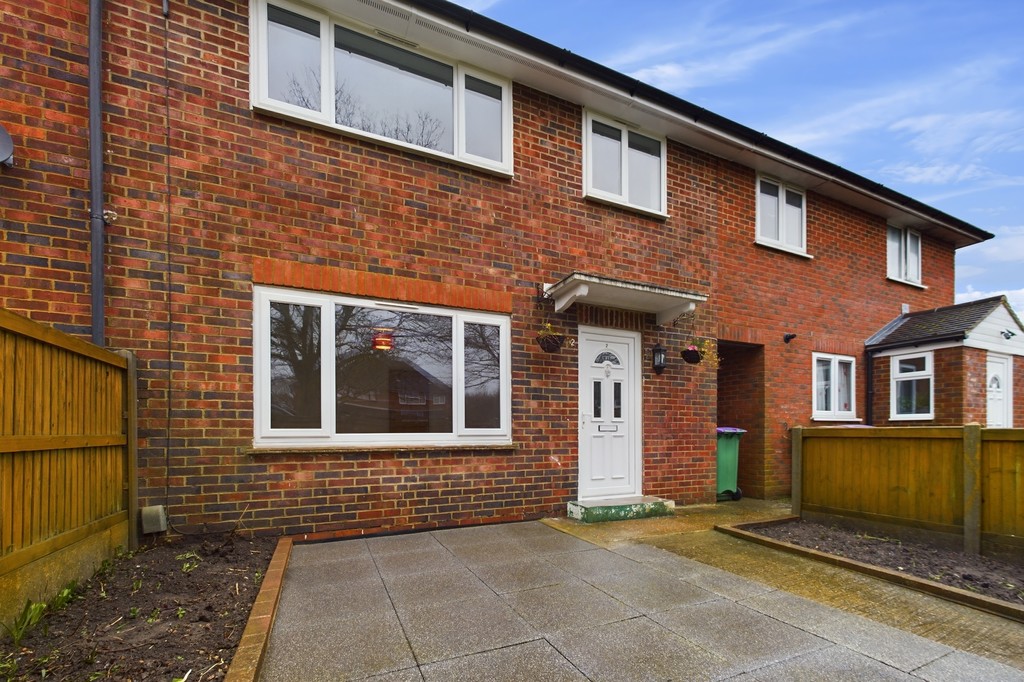 3 bed Mid Terraced House for rent in Kent. From Martin & Co - Folkestone