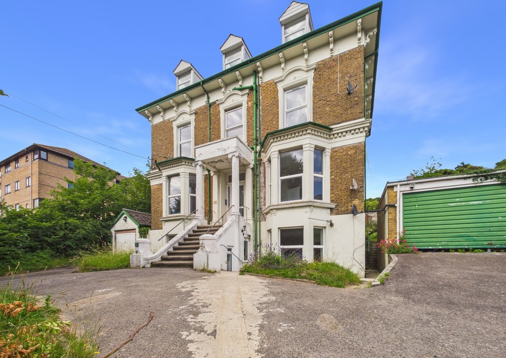 2 bed 1st Floor Flat for rent in Kent. From Martin & Co - Folkestone