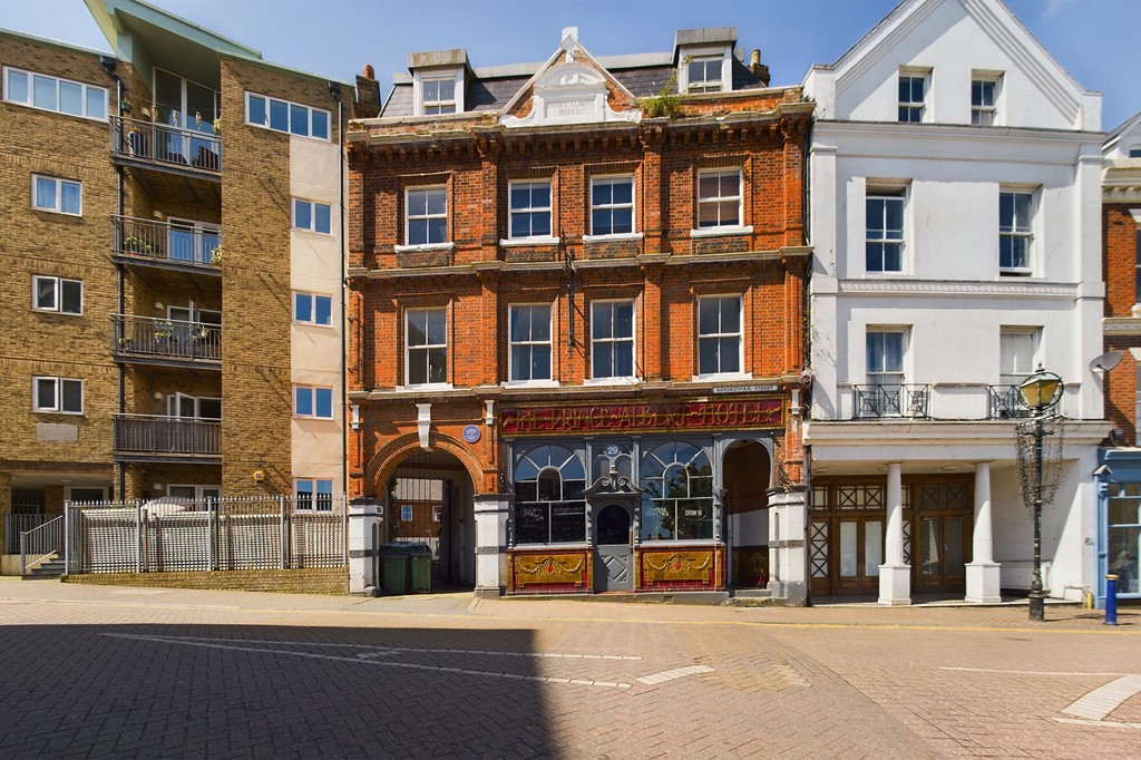 1 bed 1st Floor Flat for rent in Kent. From Martin & Co - Folkestone