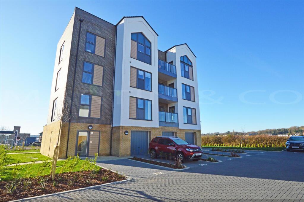 3 bed Apartment for rent in Chatham. From Martin & Co - Medway