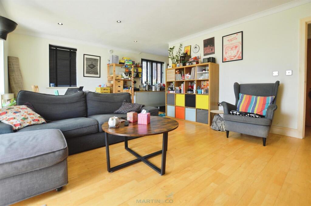 1 bed 1st Floor Flat for rent in Chatham. From Martin & Co - Medway