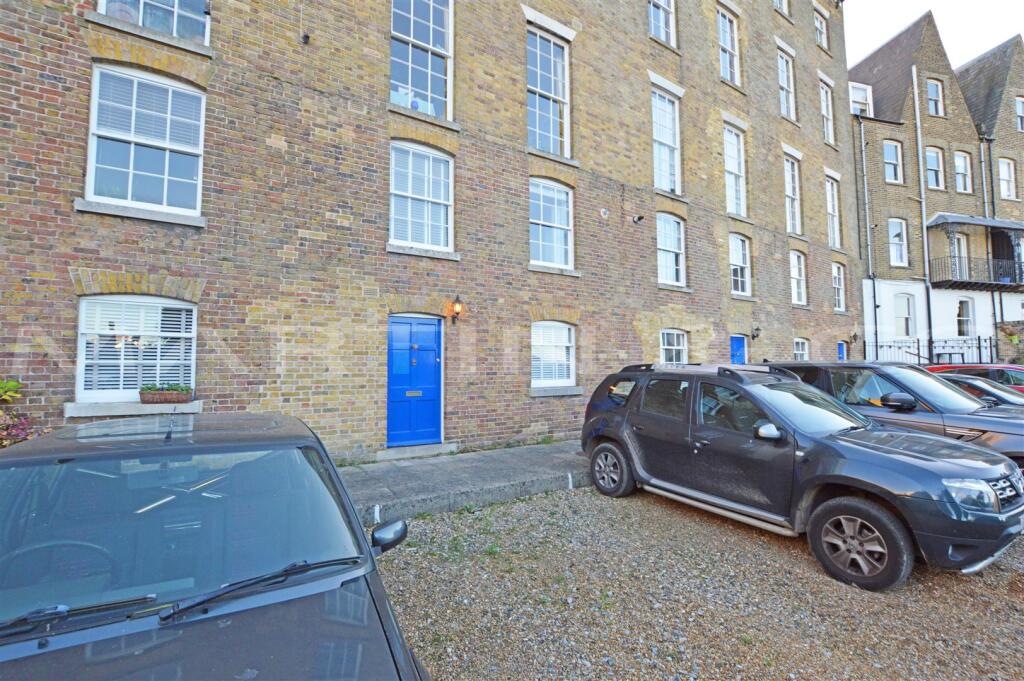 2 bed Apartment for rent in Chatham. From Martin & Co - Medway