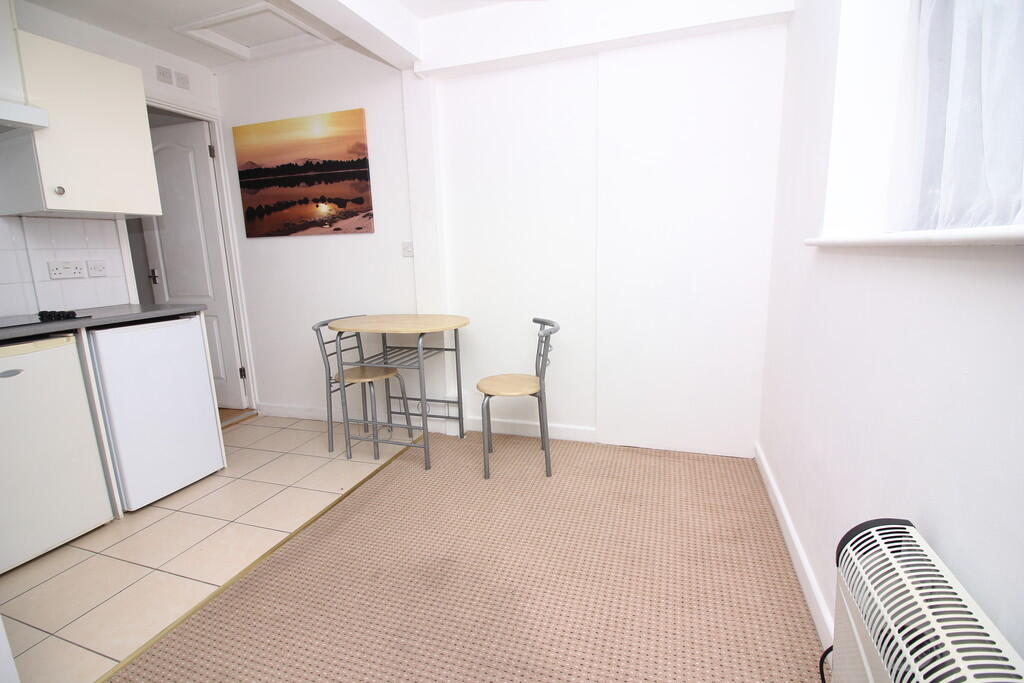 4 bed Studio for rent in Hinton. From Martin & Co - New Milton 4 bed Studio for rent in Hinton. From Martin & Co - New Milton