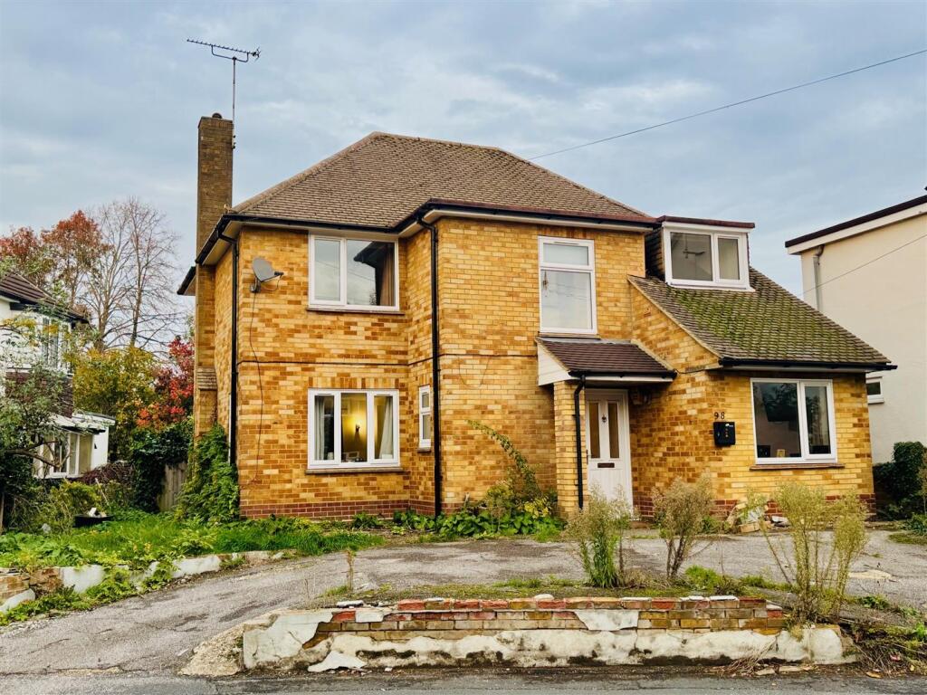 4 bed Detached for rent in Farnborough. From Martin & Co - Aldershot
