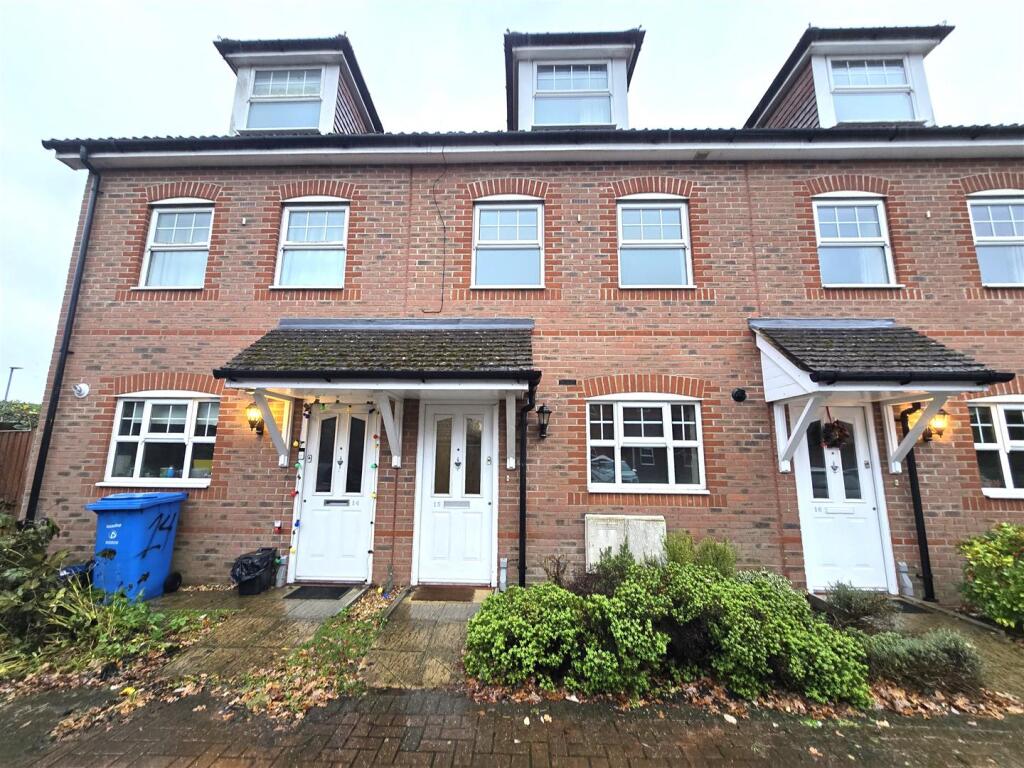 3 bed Detached for rent in Farnborough. From Martin & Co - Aldershot