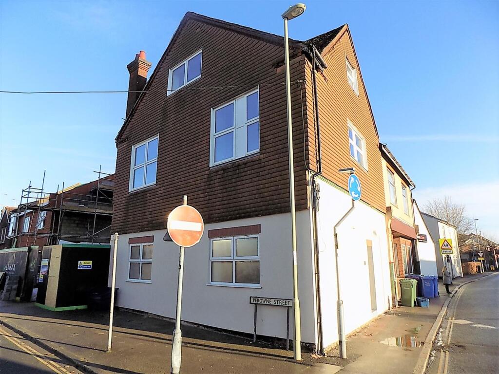 1 bed 1st Floor Flat for rent in Aldershot. From Martin & Co - Aldershot