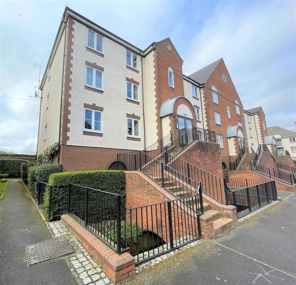 2 bed Apartment for rent in Alton. From Martin & Co - Aldershot