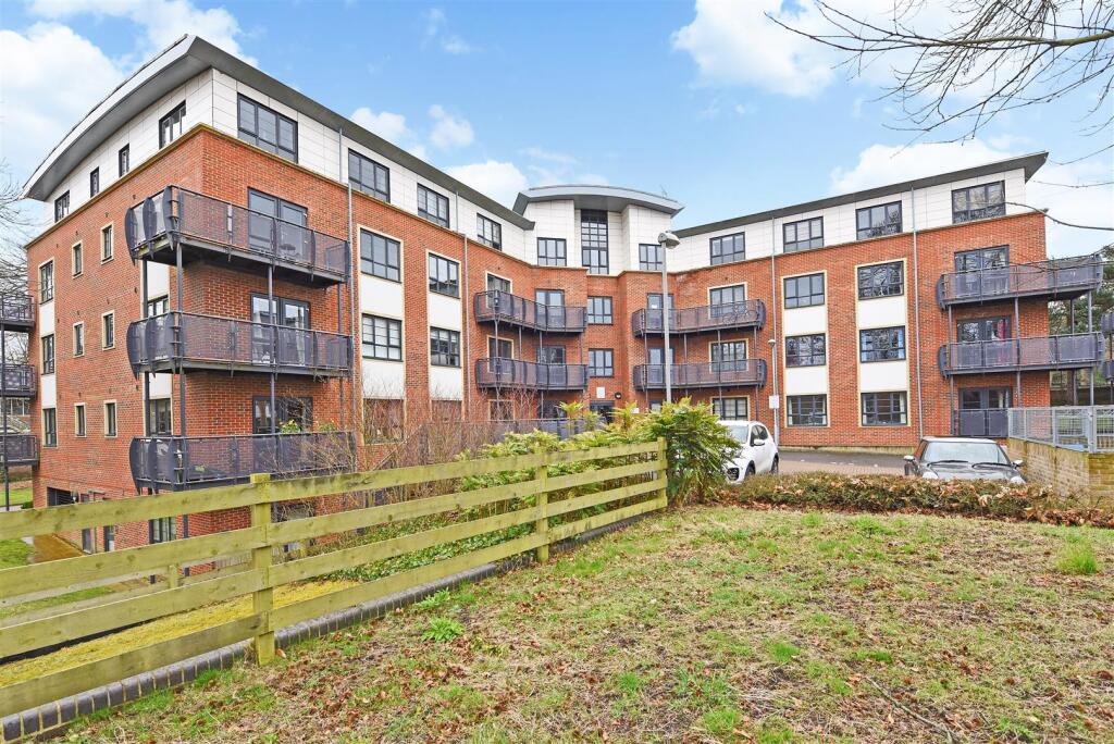 2 bed Apartment for rent in Farnborough. From Martin & Co - Aldershot
