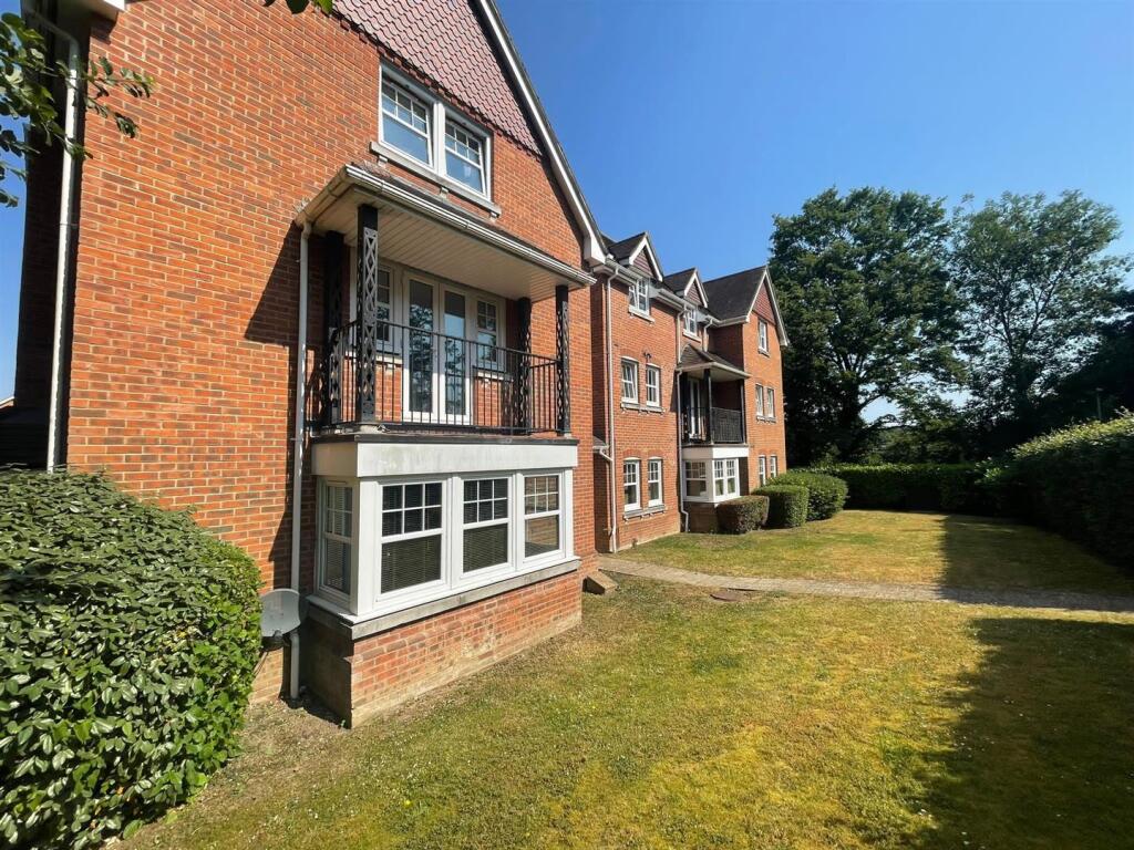 2 bed Apartment for rent in Aldershot. From Martin & Co - Aldershot