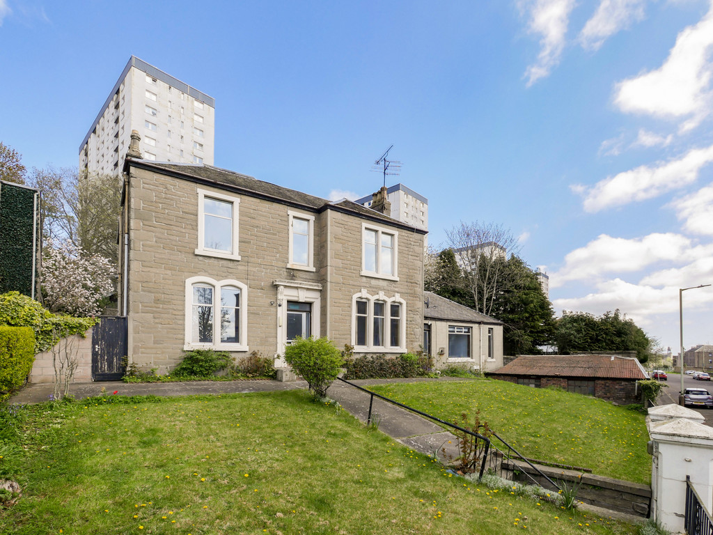 5 bed Detached for rent in .. From Martin & Co - Dundee