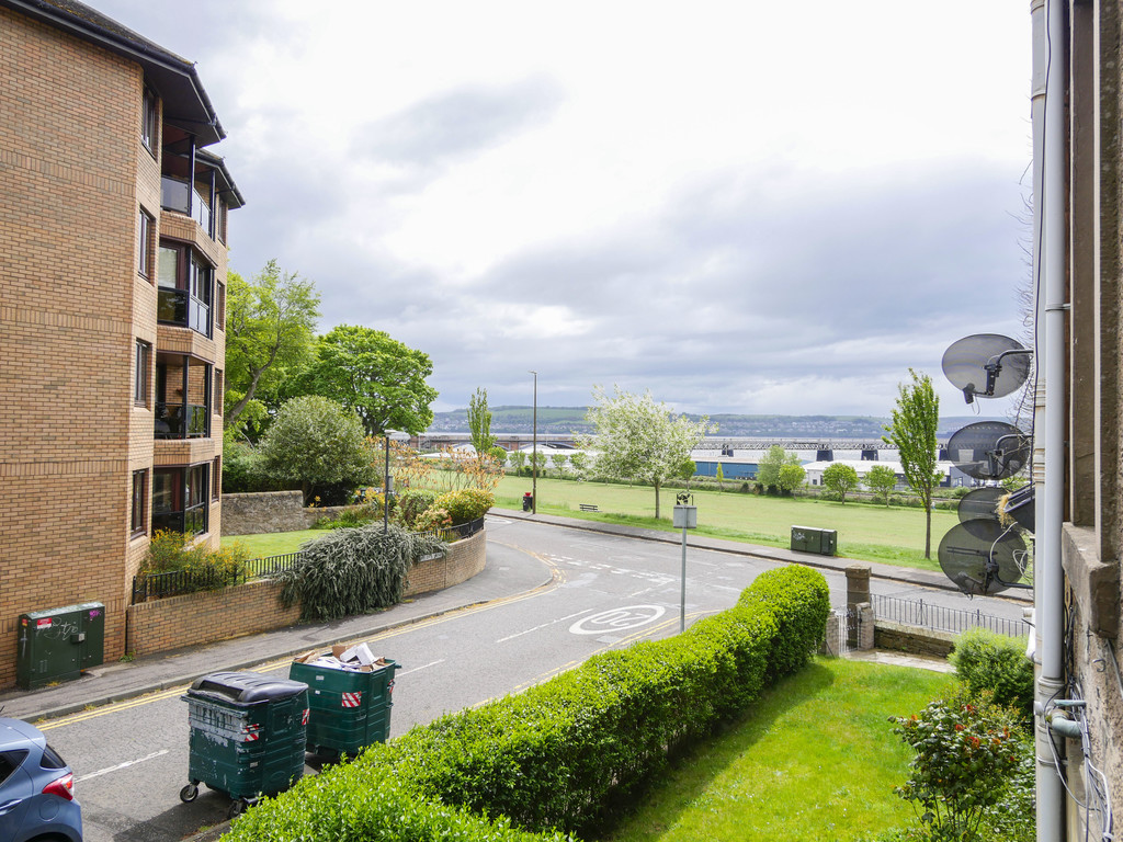 2 bed 1st Floor Flat for rent in Dundee. From Martin & Co - Dundee