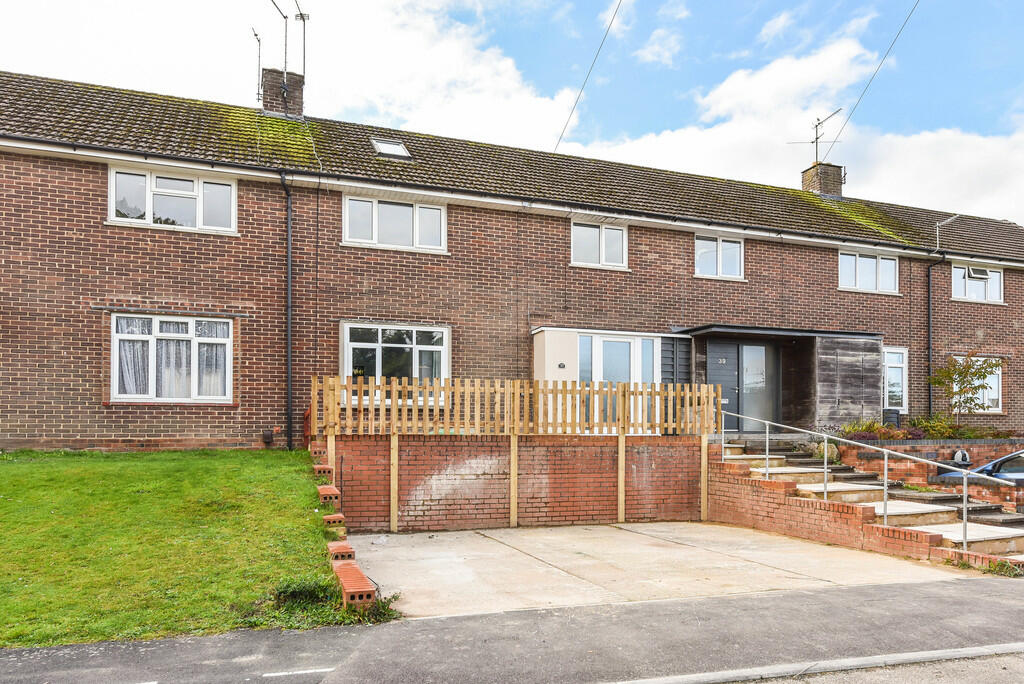 6 bed Mid Terraced House for rent in Winchester. From Martin & Co - Winchester