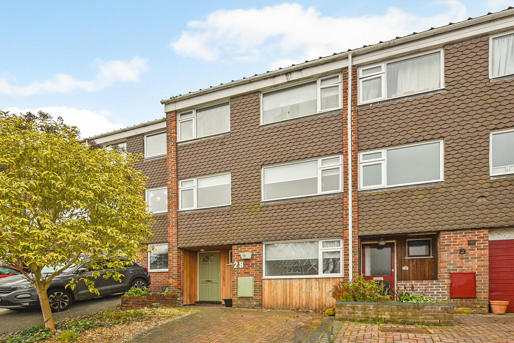 6 bed Mid Terraced House for rent in Winchester. From Martin & Co - Winchester