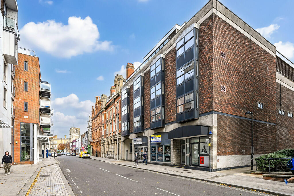 3 bed Apartment for rent in Southampton. From Martin & Co - Winchester