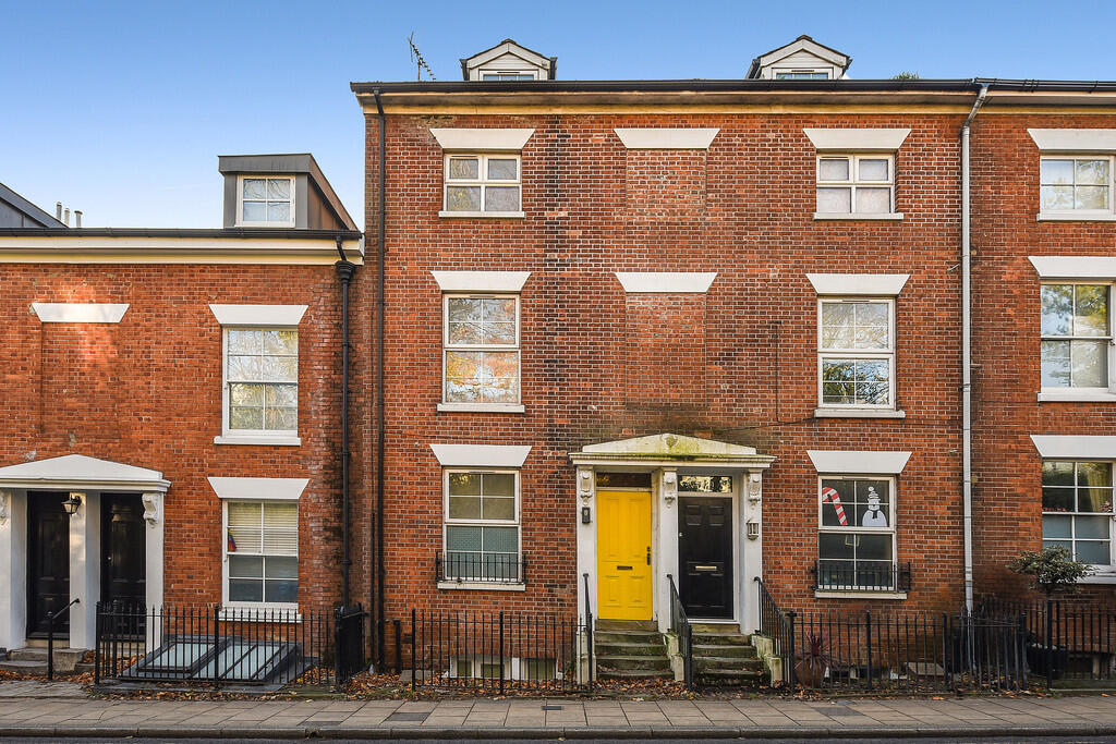 6 bed Mid Terraced House for rent in Winchester. From Martin & Co - Winchester