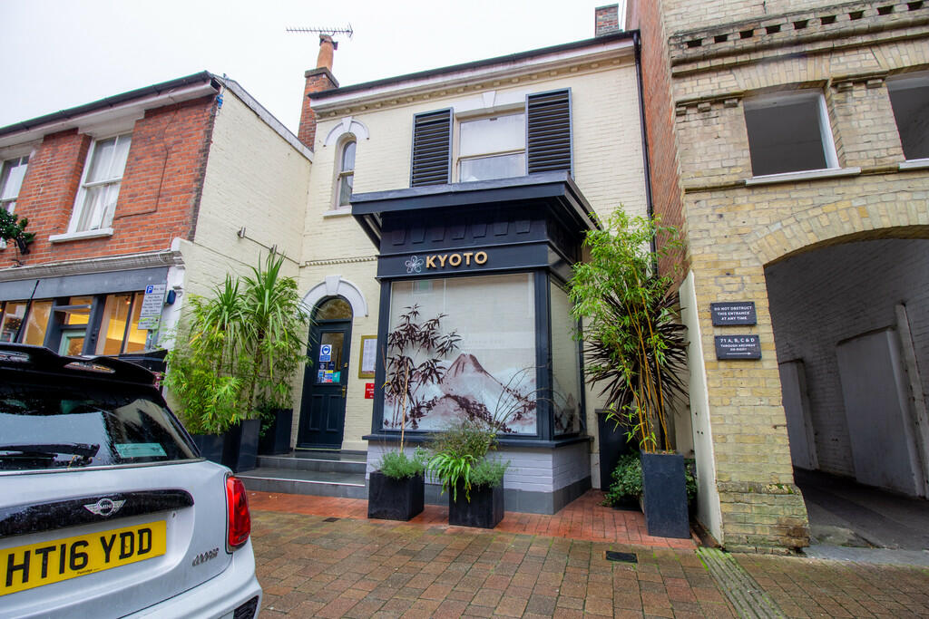 3 bed Flat Share for rent in Winchester. From Martin & Co - Winchester