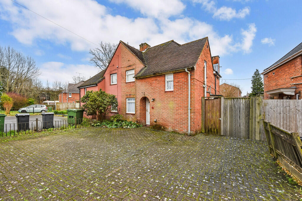 4 bed Semi Detached for rent in Winchester. From Martin & Co - Winchester
