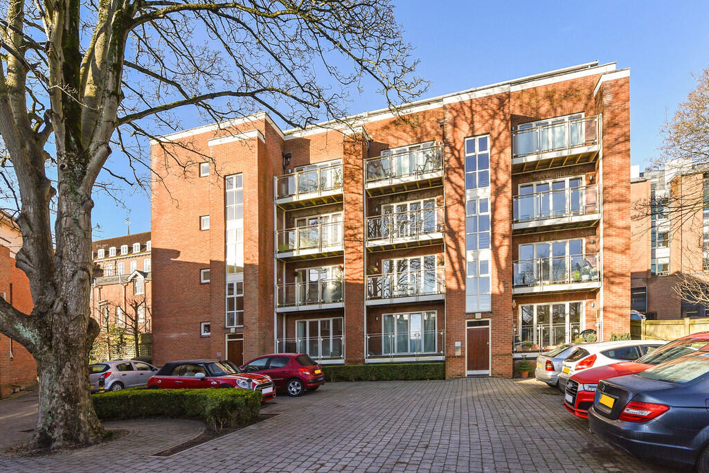 2 bed Apartment for rent in Winchester. From Martin & Co - Winchester