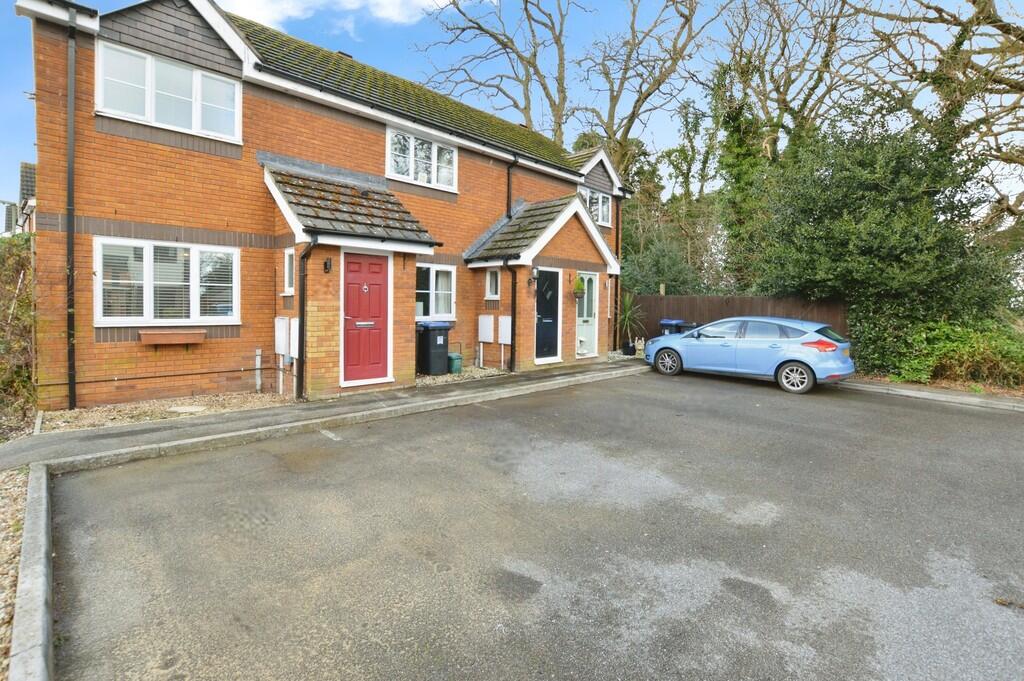 2 bed End of Terrace for rent in Woking. From Martin & Co - Woking