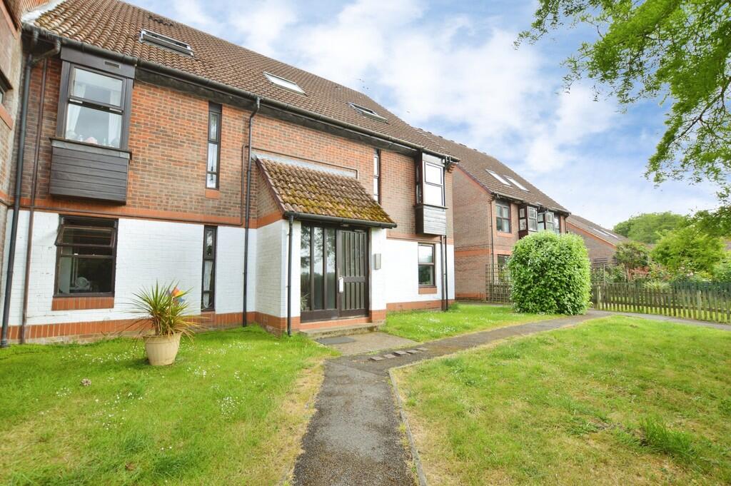 4 bed Studio for rent in Woking. From Martin & Co - Woking