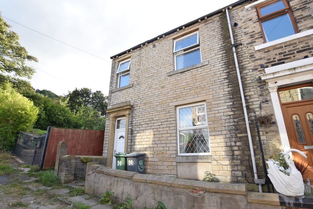2 bed End Terraced House for rent in West Yorkshire. From Martin & Co - Huddersfield