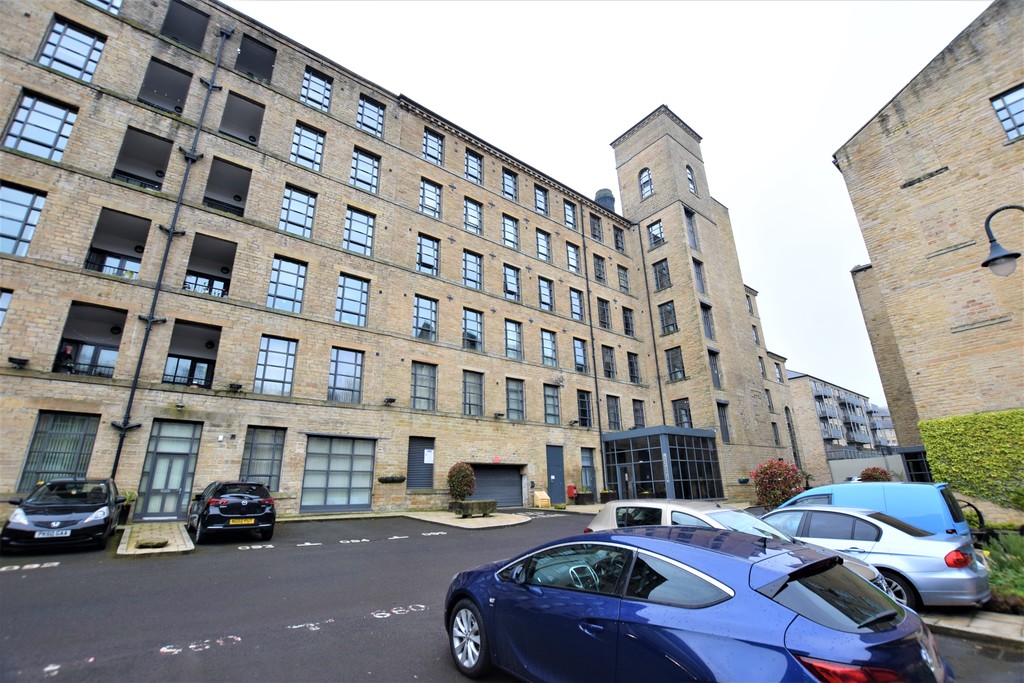 2 bed Apartment for rent in Outlane. From Martin & Co - Huddersfield