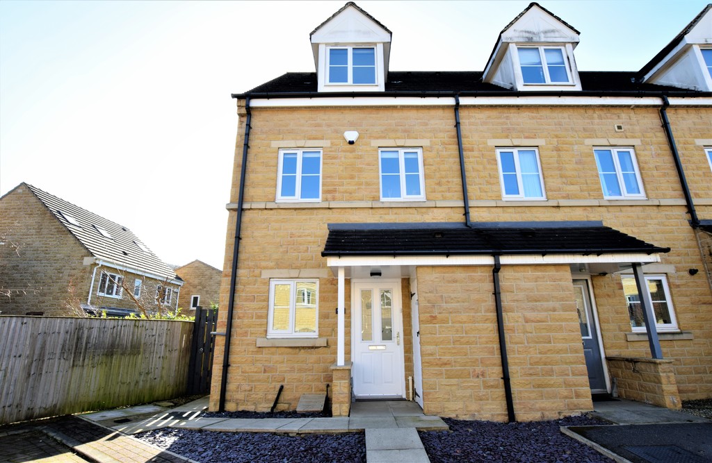 3 bed Town House for rent in West Yorkshire. From Martin & Co - Huddersfield