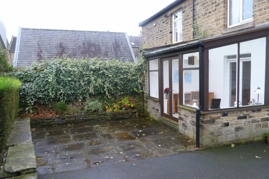 1 bed Apartment for rent in West Yorkshire. From Martin & Co - Huddersfield