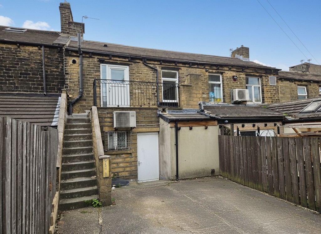 1 bed Apartment for rent in Outlane. From Martin & Co - Huddersfield