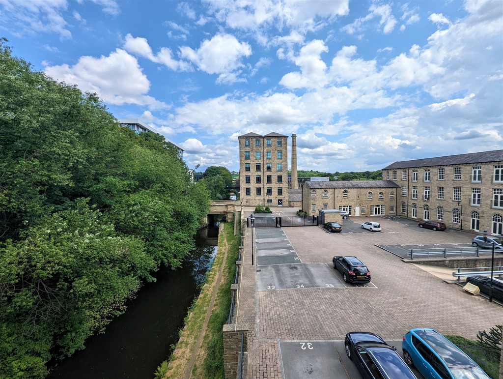 2 bed Apartment for rent in West Yorkshire. From Martin & Co - Huddersfield