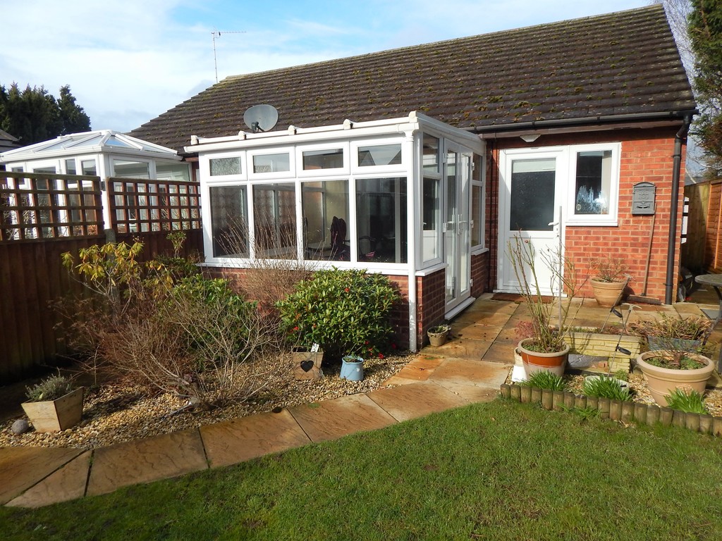 2 bed Semi-detached bungalow for rent in Oxon. From Martin & Co - Abingdon & Didcot